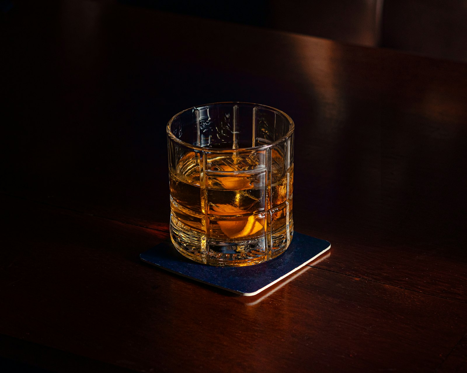 Whiskys pohár gyertyafényben, közeli kép